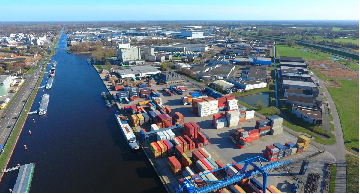 Sfeerfoto van een haven met een containers